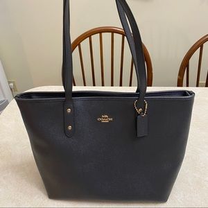 EUC Coach Purse in Leather Navy Blue